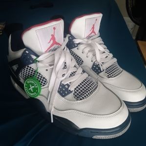 Air Jordan 4s size 9.5 (SHOEBOX Included)
